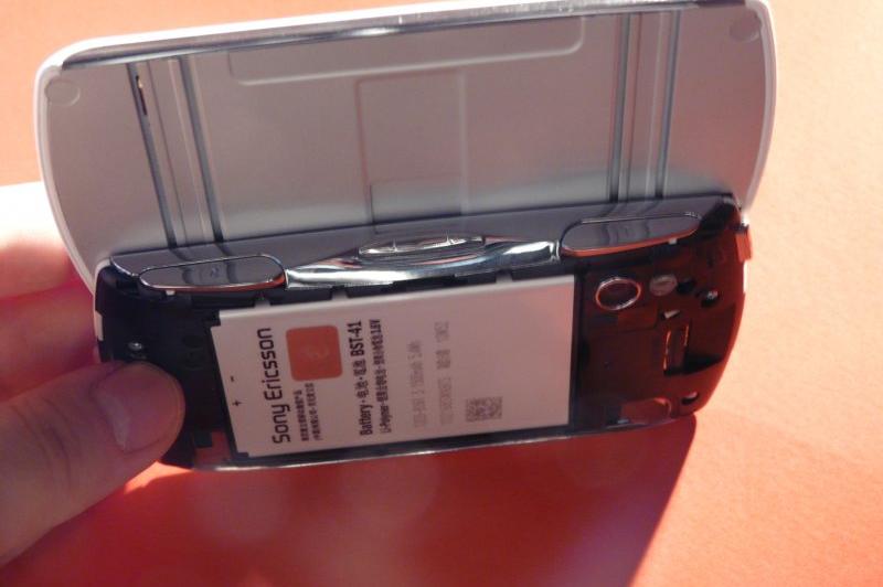 Unboxing Xperia Play - am scos telefonul din cutie și gamerul din noi (Video): sony_ericsson_xperia_play_unboxing_07jpg.jpg