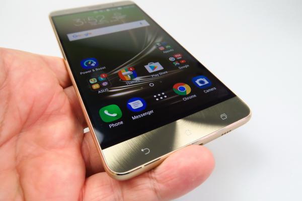 ASUS ZenFone 3 Deluxe: Display-ul AMOLED de care ASUS avea atâta nevoie