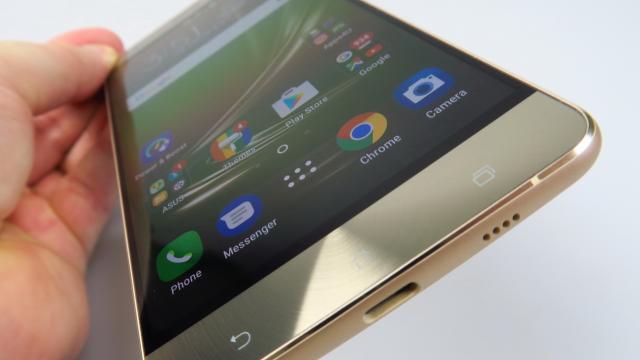 <b>ASUS ZenFone 3 Deluxe: Benchmark de podium, şerif în zona flagship-urilor Android</b>De la un telefon Deluxe te aştepţi nu doar la design arătos, ci şi la funcţionare fără cusur şi dotări future-proof, care să menţină performanţa la cote înalte încă minim 2-3 ani. Pare a fi cazul lui ASUS ZenFone 3 Deluxe, ce vine cu procesor Snapdragon..