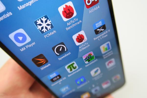 LG Q6: Benchmark-uri low midrange, uşoară supraîncălzire
