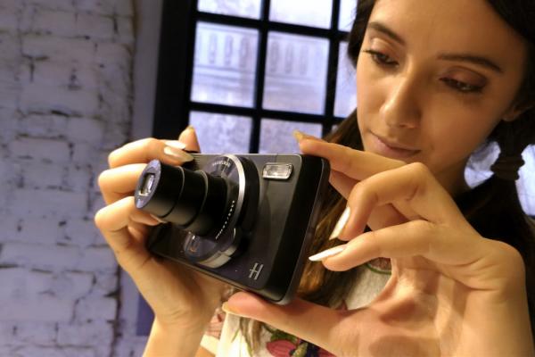 Prezentare Moto Mods: Hasselblad True Zoom e ideal pentru paparazzi, are şi minusuri faţă de camera lui Moto Z standard (Video)