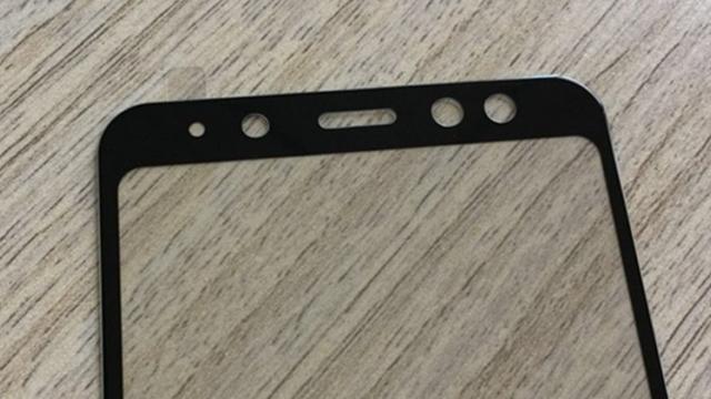 <b>Samsung Galaxy A8 (2018) ar putea oferi o cameră duală după cum ne dezvăluie o presupusă protecție de ecran</b>De câteva săptămâni tot primim informații despre gama de telefoane Galaxy A (2018), serie ce va fi remarcată printr-un upgrade inedit în această zonă și anume trecerea la panourile 18:9. Despre variantele A5 și A7 am mai aflat 