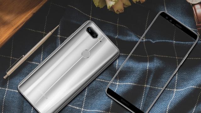 <b>Gionee S11 și S11S sunt acum oficiale; telefoane cu display 18:9, procesoare MediaTek și 4 camere foto</b>Odată cu smartphone-ul M7 Plus a venit și lansarea duo-ului Gionee S11 și S11S. Aceste terminale adoptă un design similar, dar se diferențiază la câteva aspecte precum diagonala ecranului, cantitatea de RAM sau procesorul oferit la bord