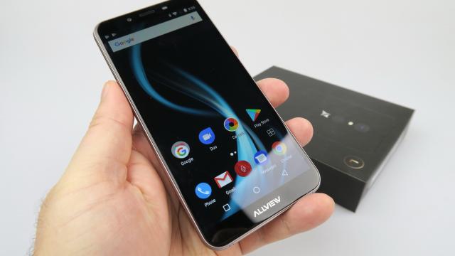 <b>Allview X4 Soul Infinity L Unboxing: încă un telefon midrange cu AVI şi ecran 18:9 scos din cutie (Video)</b>Este vremea ca astăzi să scoatem din cutie un nou telefon cu display 18:9 marca Allview și anume modelul X4 Soul Infinity L care este o variantă de luat în seamă de cei cu bugete mai reduse. Acesta se vinde la un preț de 849 lei 