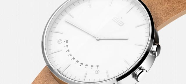 Smartwatch-ul Elephone W2 este scos din cutie în fața camerei video; vedem și un scurt hands-on