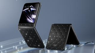 IFA 2026: Motorola razr 70 primește 35 de cristale Swarovski și un finisaj PANTONE Meteorite în noua ediție Brilliant Collection