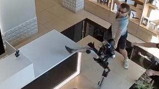 Un robot umanoid a fost împins într-un magazin din Rusia; Câteva secunde mai târziu a început să dea cu piciorul (video)