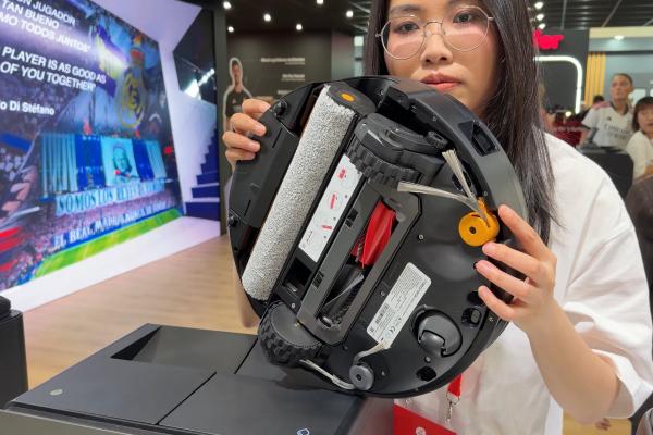 Am întors aspiratorul robot Roborock Saros 20 Flow Complete pe toate părțile: ce ascunde flagship-ul de la IFA
