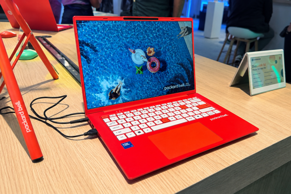Packard Bell revine la IFA 2026 sub umbrela Acer: hands-on cu DotBook, telefonul 4G și gadgeturile noii game