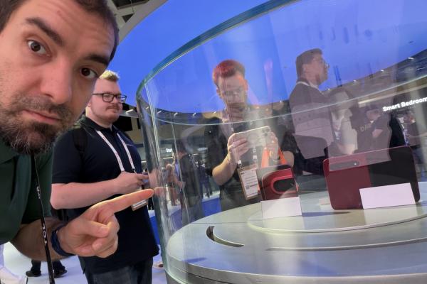 Xiaomi 18 Fold eye-on la IFA 2026: l-am văzut prin sticlă, format lat, trei camere și procesor produs in-house