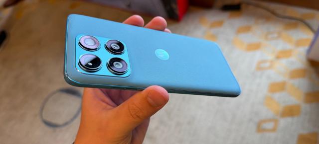 Motorola edge 70 plus păstrează farmecul seriei Edge, dar primește o baterie surprinzător de mare