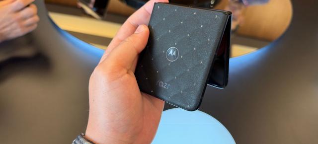 Motorola razr 70 se transformă într-un accesoriu de lux: hands-on cu ediția Swarovski