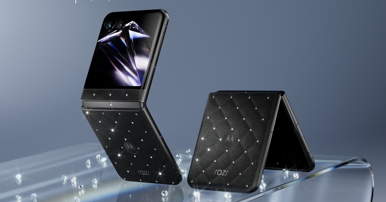 IFA 2026: Motorola razr 70 primește 35 de cristale Swarovski și un finisaj PANTONE Meteorite în noua ediție Brilliant Collection