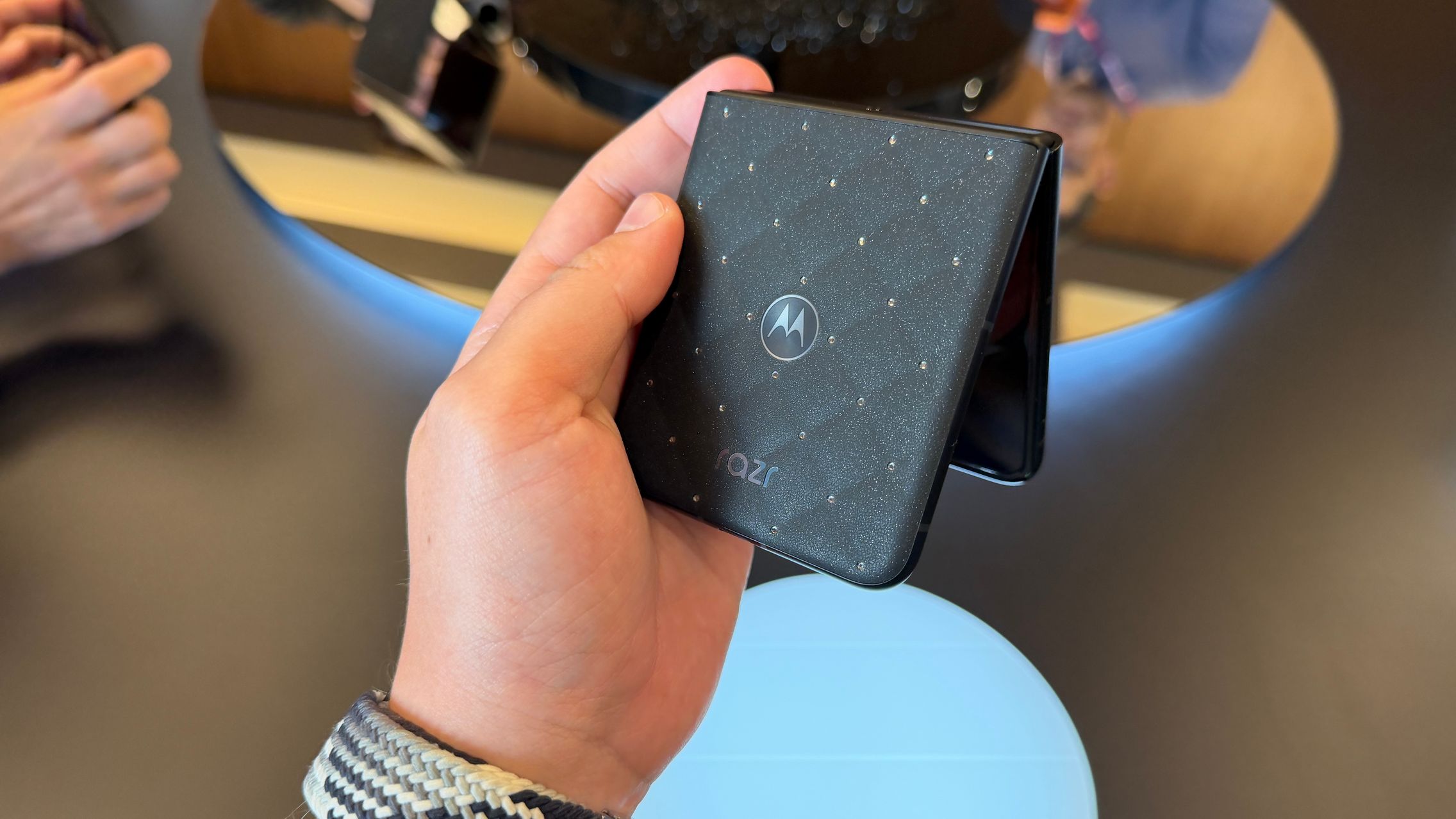 Motorola razr 70 se transformă într-un accesoriu de lux: hands-on cu ediția Swarovski