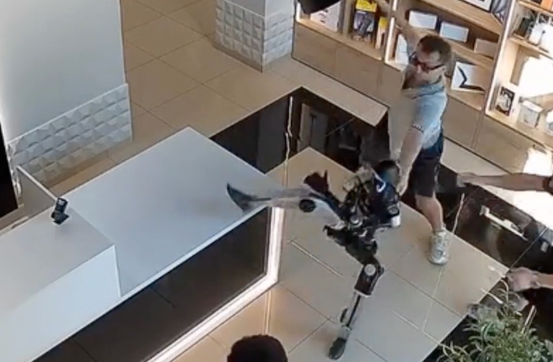 Un robot umanoid a fost împins într-un magazin din Rusia; Câteva secunde mai târziu a început să dea cu piciorul (video)
