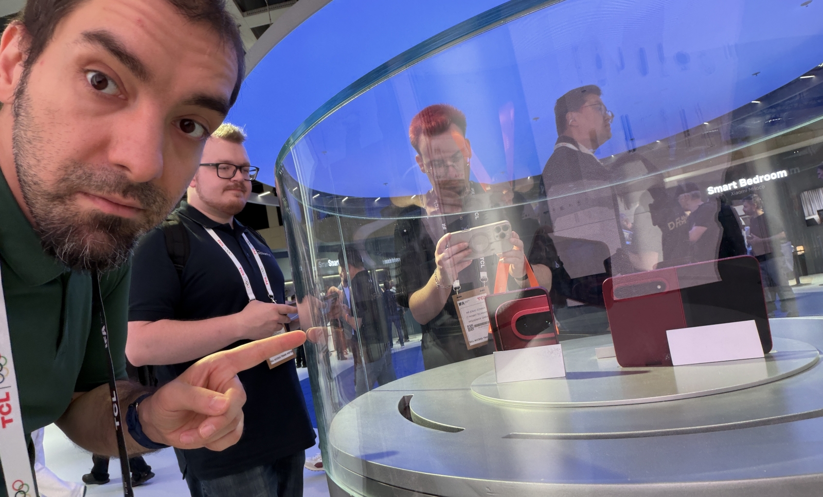 Xiaomi 18 Fold eye-on la IFA 2026: l-am văzut prin sticlă, format lat, trei camere și procesor produs in-house