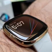 Fitbit Sense Review: ceas pentru sănătate înaintea fitness-ului, EKG, plăți şi aplicaţii la încheietură