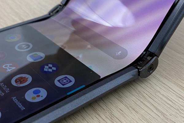 Motorola RAZR 5G: Design fashion, nostalgic, LOVE it or HATE it