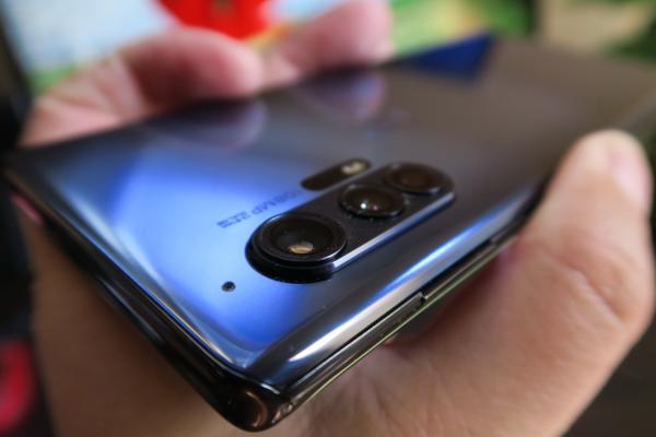 Motorola Edge+: Camera de 108 megapixeli livrează, texturile sunt excelente, dar camera selfie nu e ce trebuie