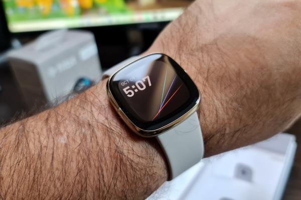 Fitbit Sense unboxing şi primele impresii: ceasul de fitness complet, cu plăți NFC, EKG, aplicaţii (Video)