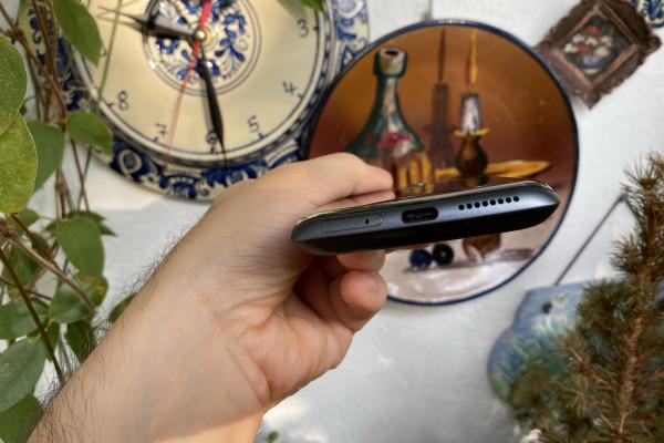 Motorola RAZR 5G: Acustică mono cu egalizator, volum ridicat, căşti premium