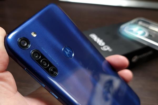 Motorola Moto G8 Unboxing: telefonul midrange prin definiţie se remarcă prin camera triplă cu telemetru laser