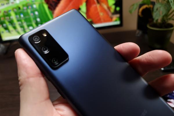 Samsung Galaxy S20 FE 5G: Design hibrid de Galaxy S cu Galaxy A