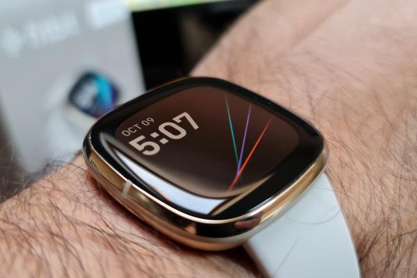 Fitbit Sense Review: ceas pentru sănătate înaintea fitness-ului, EKG, plăți şi aplicaţii la încheietură