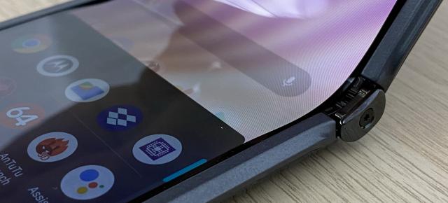 Motorola RAZR 5G: Design fashion, nostalgic, LOVE it or HATE it