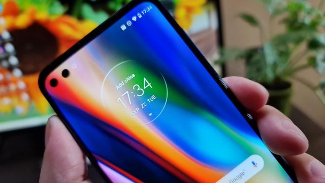 <b>Motorola Moto G 5G Plus review detaliat în limba română</b>Una dintre cele mai interesante sosiri în redacţia noastră în această vară a fost cea a lui Motorola Moto G 5G Plus. Asta pentru că a venit într-o canistră metalică militară, care includea cutia să. Telefonul face parte din arhi cunoscutul segment super h