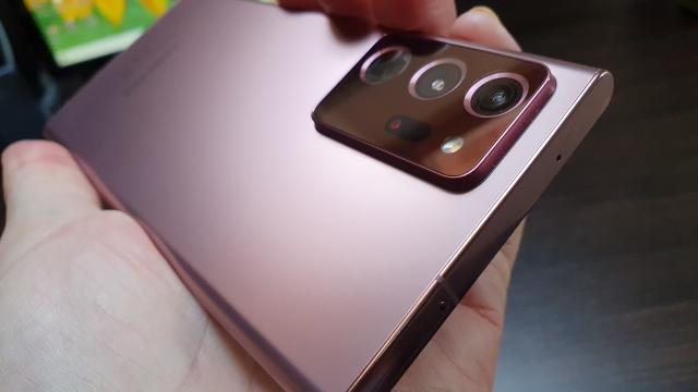 <b>Samsung Galaxy Note 20 Ultra prinde cu greu locul 10 pe DxOMark; Iată ce au apreciat şi criticat francezii</b>Samsung Galaxy Note 20 Ultra tocmai a primit verdictul foto/video de la francezii de la DxOMark, care nu au fost prea blânzi cu el. Flagship-ul de toamnă de la Samsung primeşte 121 de puncte şi abia prinde locul 10 