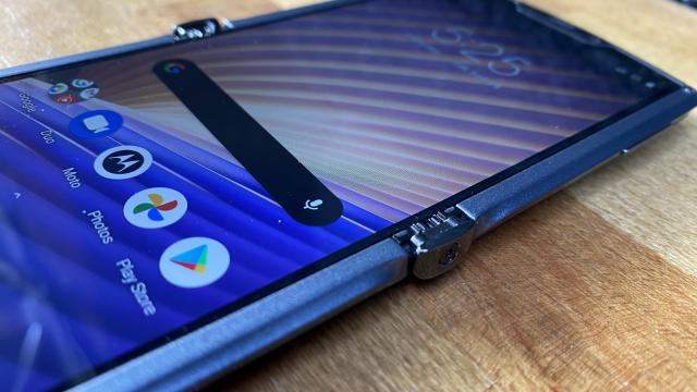 <b>Motorola RAZR 5G: Display foarte luminos și lung, nu are probleme în soare</b>Motorola RAZR 5G a păstrat în mare aceleaşi ecrane de pe predecesor, deşi ai fi tentat să crezi că Moto a urmat trendurile pieţei şi a pus un ecran mai mare pe exterior. De fapt avem un ecran pliabil de 6.2 inch la interior, cu tot cu breton şi cu panou..