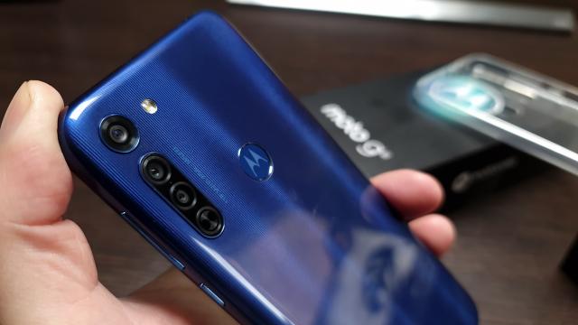 <b>Motorola Moto G8 Unboxing: telefonul midrange prin definiţie se remarcă prin camera triplă cu telemetru laser</b>După ce am scos din cutie Moto G8 Power, scoatem şi rubedenia sa, pe Motorola Moto G8, care împarte procesorul Snapdragon 665 şi unele elemente de design. Avem varianta albastră dual SIM a handsetului