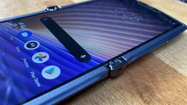 <b>Motorola RAZR 5G: Benchmark-uri în linie cu alte modele cu Snapdragon 765G</b>Motorola RAZR 5G este mai performant decât Motorola RAZR 2019, înscriindu-se în segmentul de telefoane "super high midrange". Pe ele le defineşte procesorul Snapdragon 765G, alături de suportul 5G şi în general o cameră peste medie în spate.