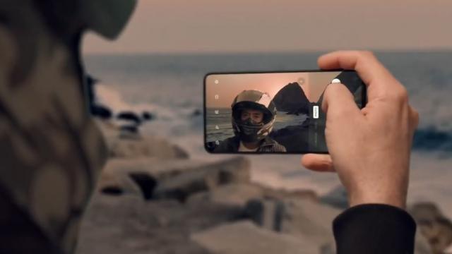 <b>OnePlus 8T apare într-un prim spot promoţional cu Robert Downey Jr. (Video)</b>OnePlus a dat o lovitură de imagine primăvara trecută, atunci când l-a cooptat pe Robert Downey Jr. pentru a fi imaginea produselor sale. De atunci actorul şi-a adus şarmul şi caracterul exuberant într-o serie