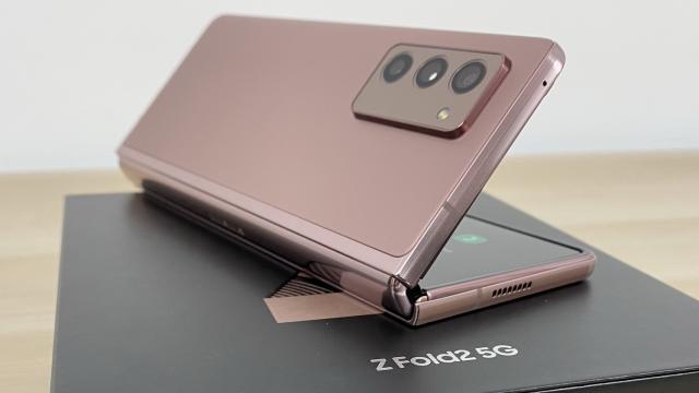 <b>Samsung Galaxy Z Fold 2 5G: Acustică gălăgioasă, cu o grămadă de volum şi bas</b>Samsung Galaxy Z Fold 2 5G pune la bătaie două difuzoare stereo, unul jos şi unul sus. Nu are jack audio, pentru a menţine profilul subţire şi promite acustica 32 bit tunata de AKG. La fel şi căştile oferite la pachet, similare cu cele de la Galaxy S20..