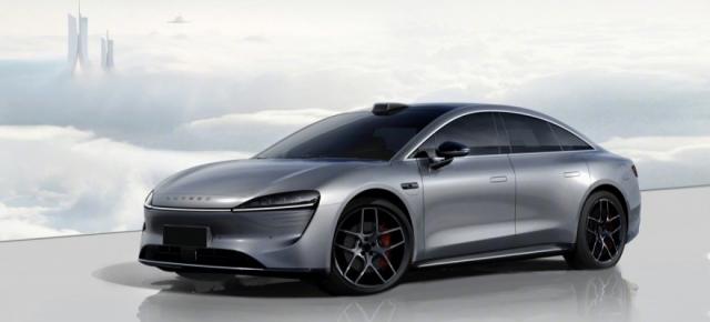 Chery Luxeed este cel mai nou sedan electric ce adoptă platforma HUAWEI HarmonyOS 4.0, cu vibe de Porsche Taycan