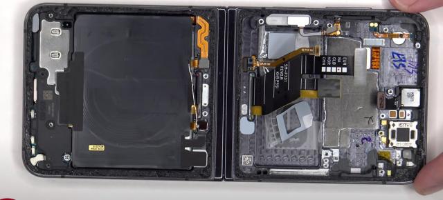 Samsung Galaxy Z Flip5 e mult mai uşor de reparat decât predecesorul; Iată disecţia sa (Video)