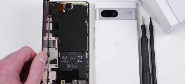 Google le permite utilizatorilor de Pixel 7a să își repare singuri telefonul, printr-un parteneriat iFixit