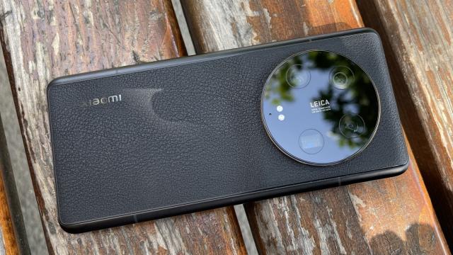 <b>Xiaomi 13 Ultra review detaliat în limba română (Evaluare Mobilissimo)</b>Samsung e creditată cu inventarea sintagmei de "Ultra", menită acelor care telefoane care trec dincolo de Max, Pro, Plus. În principiu un uber-flagship cu care nu ar trebui să ai emoţii, nici la cameră, nici la rezistenţa sa în timp, fiabilitate