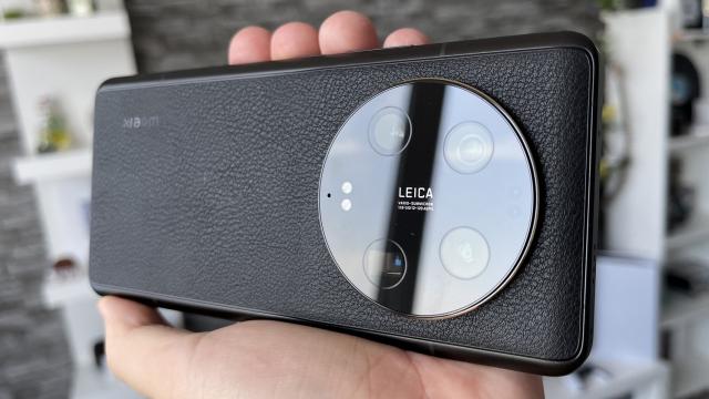 <b>Xiaomi 13 Ultra: Camera definitivă a anului 2023... până acum</b>Am ajuns la cameră şi abia aici avem selling point-ul: senzorul de 1 inch Sony IMX989 de pe Xiaomi 12S Ultra şi Xiaomi 13 Pro revine, de această dată cu telemetru laser, stabilizare optică şi diafragma cu deschidere variabilă. Are 50 de megapixeli