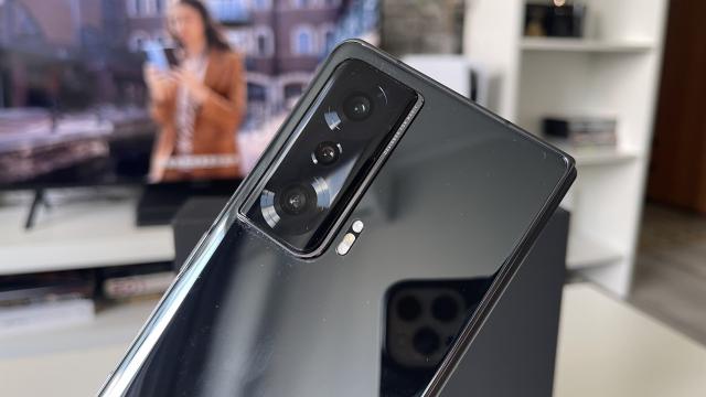 <b>Honor Magic Vs: Cameră între Honor 70 şi Magic 4 Pro, stabilizare bunicică</b>Honor Magic Vs vine cu o cameră selfie de 16 megapixeli decupată în ecranul pliabil, una cu focalizare fixă şi deschidere F/2.45. Acelaşi tip de senzor găsim decupat şi în ecranul extern. Trecem la camera din spate, cu un senzor principal de 54 MP