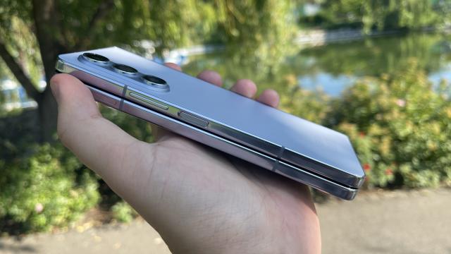 <b>Samsung Galaxy Z Fold5: Același design premium apreciat, dar acum fără gol între cele două părți de ecran</b>Samsung Galaxy Z Fold5 pare similar predecesorului atunci când îl privești pentru prima oară, doar că există schimbări, unele notabile. Prin asta mă refer la noul tip de balama care dispune de șine duble. Asta se traduce printr-un mecanism 