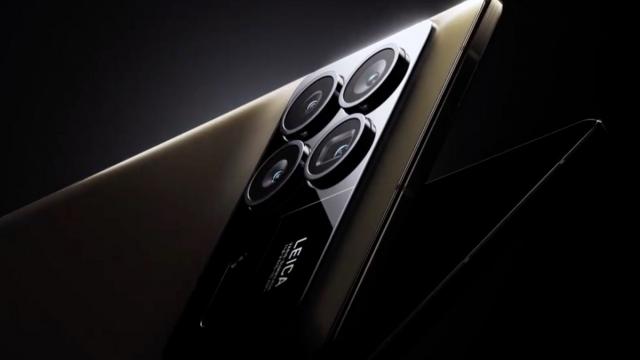 <b>Xiaomi Mix Fold 3 apare într-un teaser oficial cu setup foto quad în spate și branding LEICA; Debutează pe 14 august</b>După ce zilele trecute am văzut fotografii ale ambalajului retail pentru Xiaomi Mix Fold 3, iată că astăzi avem un teaser oficial cu noul pliabil. Totodată iese la iveală și faptul că lansarea este programată pentru data de 14 august, zi în care