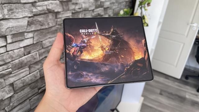 <b>Samsung Galaxy Z Fold5: Cum stăm cu performanța pe noul pliabil cu Snapdragon 8 Gen2 și ce rezultate am atins în benchmark-uri?</b>Samsung Galaxy Z Fold5 nu are pe atât de multe upgrade-uri vizuale pe cât s-ar fi așteptat fanii și nici la hardware nu sunt noutăți uriașe, în afara procesorului Snapdragon 8 Gen2, care și-a demonstrat performanța și eficiența energetică pe zeci