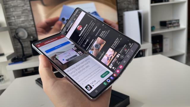 <b>Samsung Galaxy Z Fold5: Eficiența lui Snapdragon 8 Gen2 se reflectă într-un boost serios la capitolul playback video deși avem o baterie identică predecesorului</b>Samsung Galaxy Z Fold5 nu aduce pe atât de multe upgrade-uri hardware pe cât se așteptau fanii, iar una dintre componentele care cel puțin pe hârtie rămâne neschimbată este bateria. Avem aceeași unitate de 4400 mAh ca la predecesor
