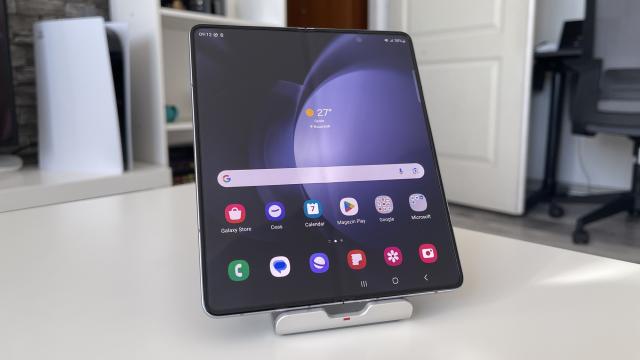 <b>Samsung Galaxy Z Fold5: O experiență vizuală familiară cu boost la capitolul luminozitate pentru ambele display-uri</b>Samsung Galaxy Z Fold5 nu a schimbat prea multe la capitolul hardware, iar ecranul este unul dintre aceste elemente, sau mai bine zis ecranele. Cel principal rămâne un Foldable Dynamic AMOLED 2X de 7.6 inch cu rată de refresh de 120Hz