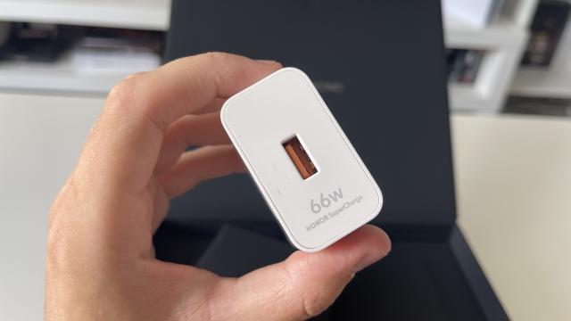 <b>Honor Magic Vs: Baterie mare, dar asta nu e toată povestea...</b>Honor Magic Vs vine cu una dintre cele mai mari baterii de pe un telefon pliabil mare. Mă refer la una de 5000 mAh, care se încarcă la 66W. Are şi încărcare inversă la 5W. Magic V2 avea baterie de 5000 mAh, Magic V una de 4750 mAh