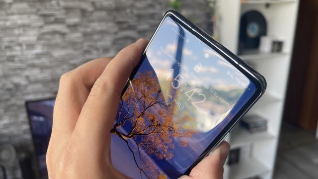<b>Honor Magic Vs: Conectivitate 5G, Wi-Fi impresionant la upload</b>Honor Magic Vs bifează tot ce avem nevoie pentru conectivitate, comunicare, transferuri de date, latențe reduse la gaming şi streaming video. Are suport 5G, Wi-Fi 6, Bluetooth 5.2, GPS dual band. Are şi NFC pentru plată contactless 

