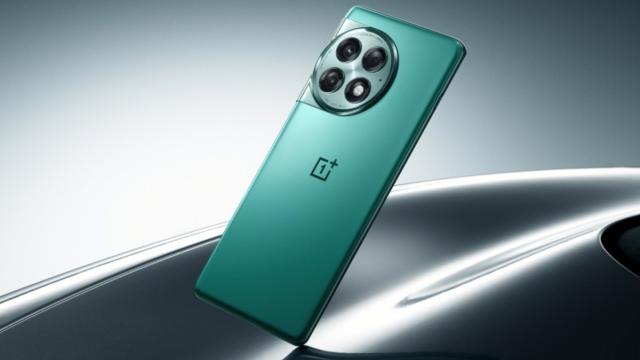 <b>OnePlus lansează telefonul cu 24 GB RAM: Ace 2 Pro se încarcă la 150W + alte noutăţi</b>OnePlus a lansat pe 16 august un telefon cu o cantitate record de RAM, 24 GB. E vorba despre OnePlus Ace 2 Pro, care are şi plusul că se încarcă la 150W. Vine cu procesor Snapdragon 8 Gen 2 şi e primul telefon din lume cu o soluţie 